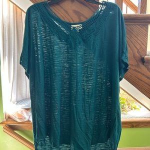 Ava & Viv top size 1X.  Longer in  back. Green/with barely black undertones.